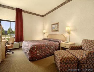 Hotel Baymont By Wyndham Lawrence Exterior foto